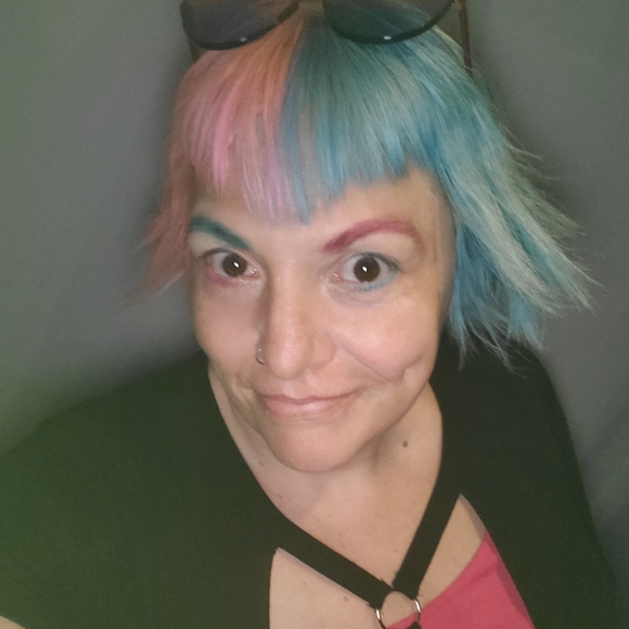 Meet your Posher, Emily - Picture 2 of 4